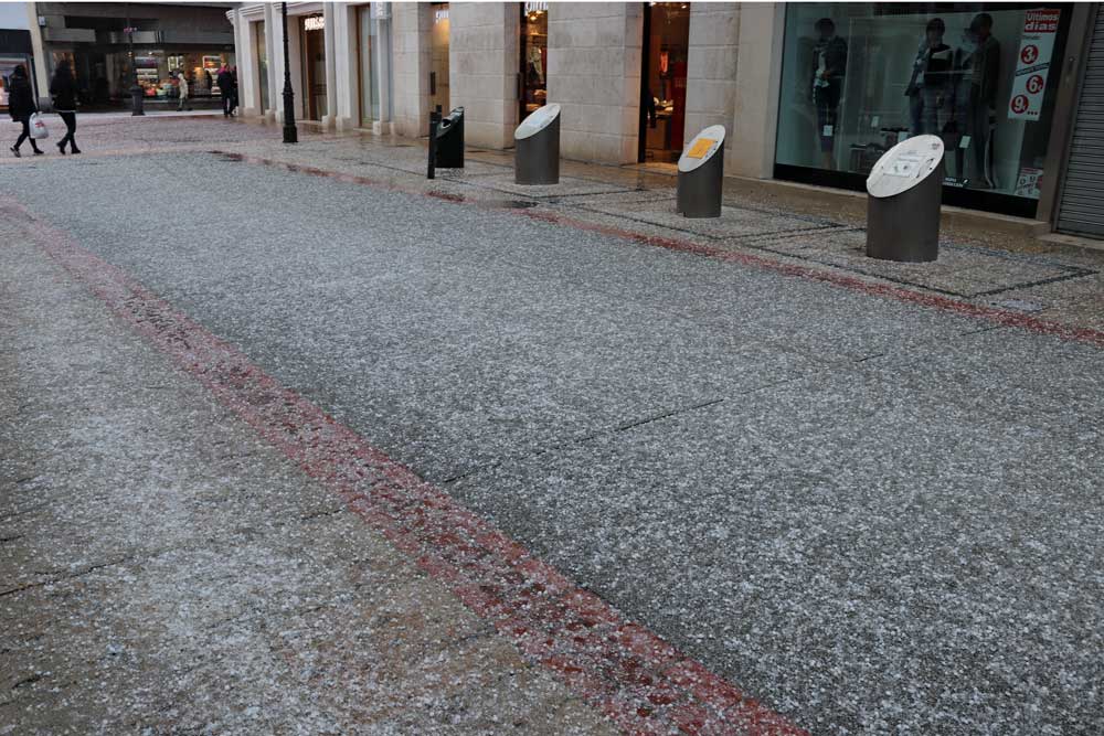 Agua convertida en hielo. La nieve no acaba de llegar a la capital, pero la lluvia tampoco es solo lluvia. Esta mañana ha nevado levemente y también ha granizado, eso sí, tan rápido como ha llegado el granizo, se ha ido