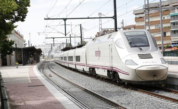 Tren estacionado en Palencia con destino a Santander. 