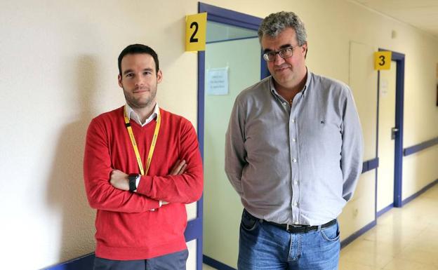 Los neurólogos David García (I) y Ángel Guerrero, autores de un estudio sobre las cefaleas asociadas a la resaca en los pasillos de su consulta en el Hospital Clínico Rondilla.