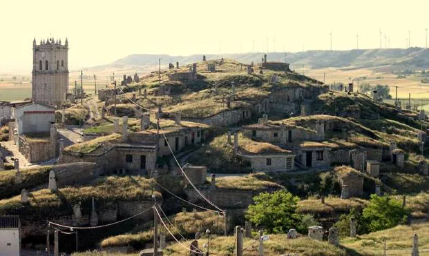 Barrio de bodegas de Baltanás, declarado BIC con categoría de conjunto etnográfico.