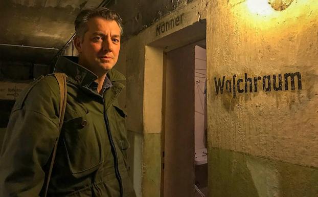 El escritor James Holland, durante la visita a un refugio en Berlín.