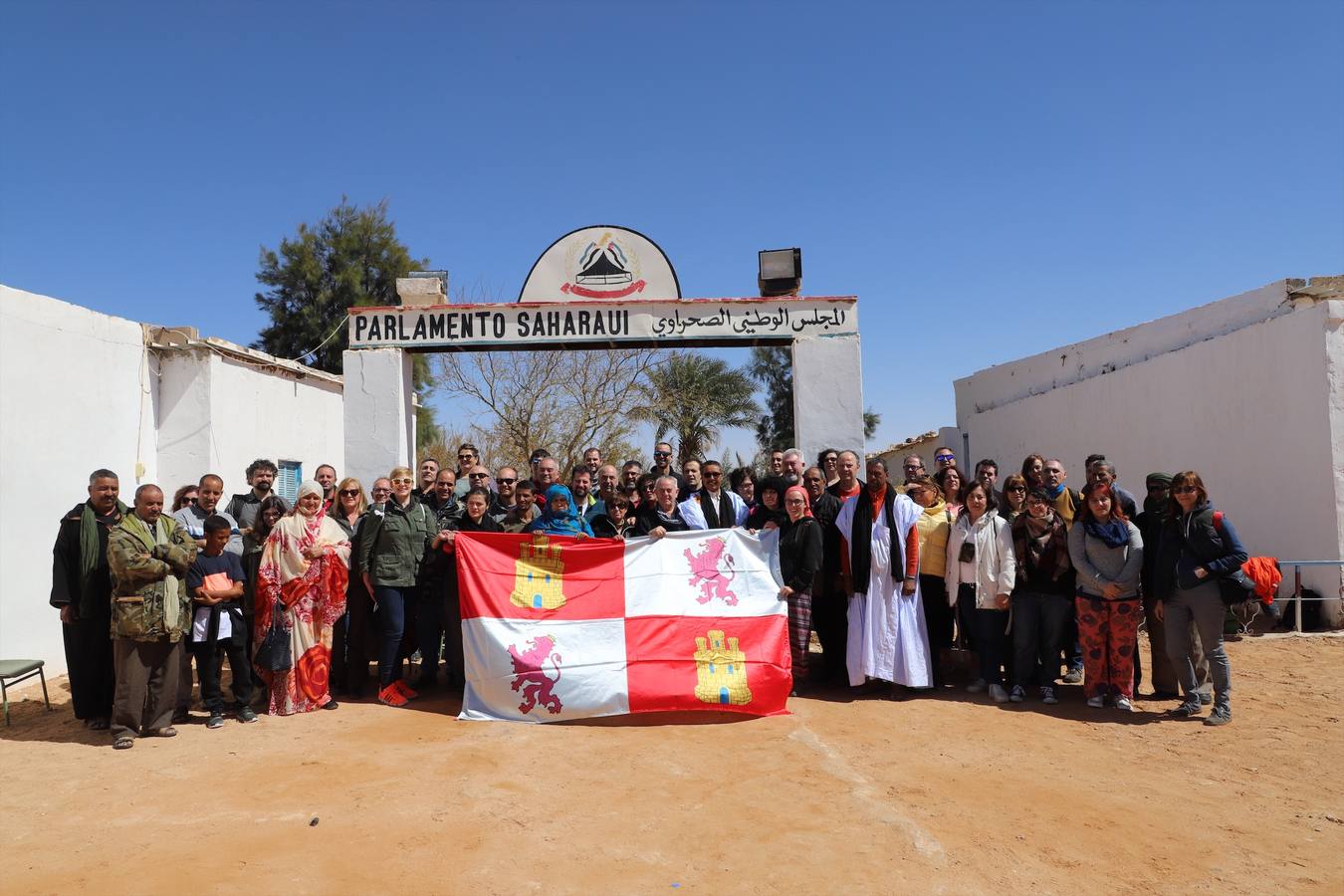 La delegación de Castilla y León visita el Parlamento Saharaui.