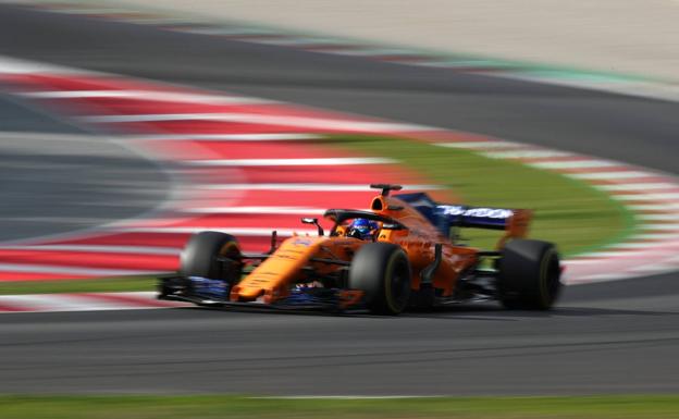 Fernando Alonso, al volante del MCL33. 