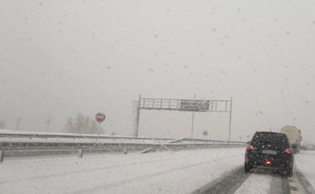 La autopista A-66 que une León con Asturias, afectada por el temporal de nieve.