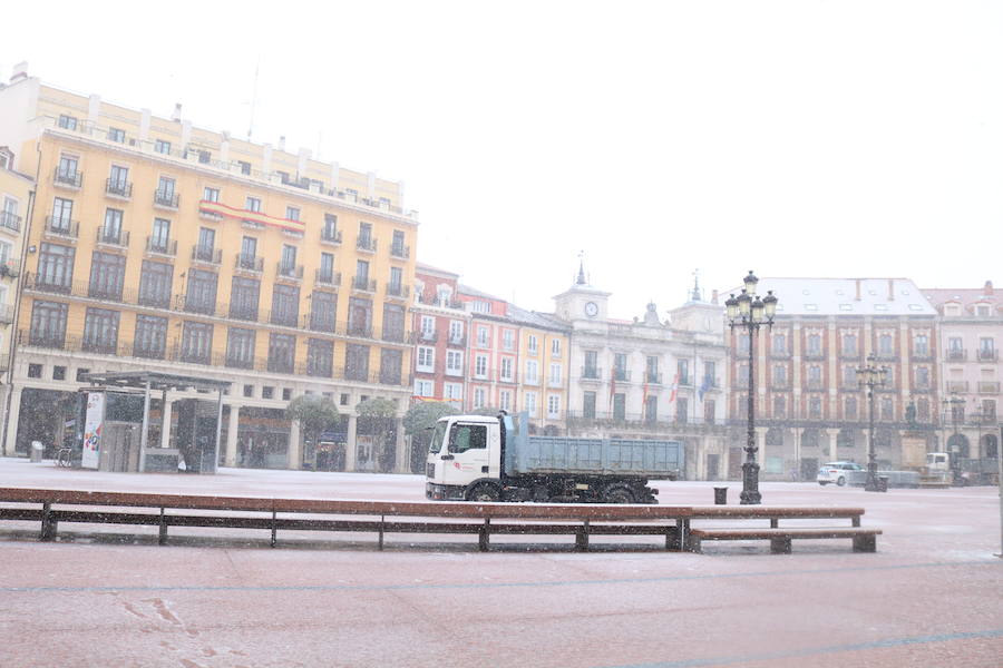 La nieve vuelve a Burgos, cubriendo de blanco las calles y dificultando la circulación