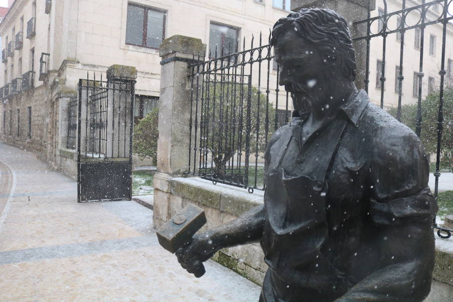 La nieve vuelve a Burgos, cubriendo de blanco las calles y dificultando la circulación