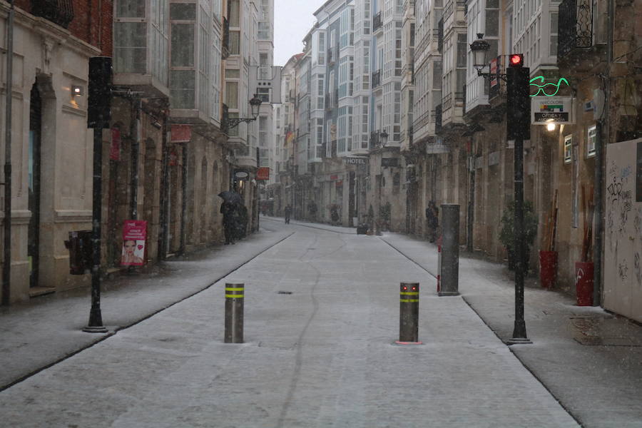 La nieve vuelve a Burgos, cubriendo de blanco las calles y dificultando la circulación