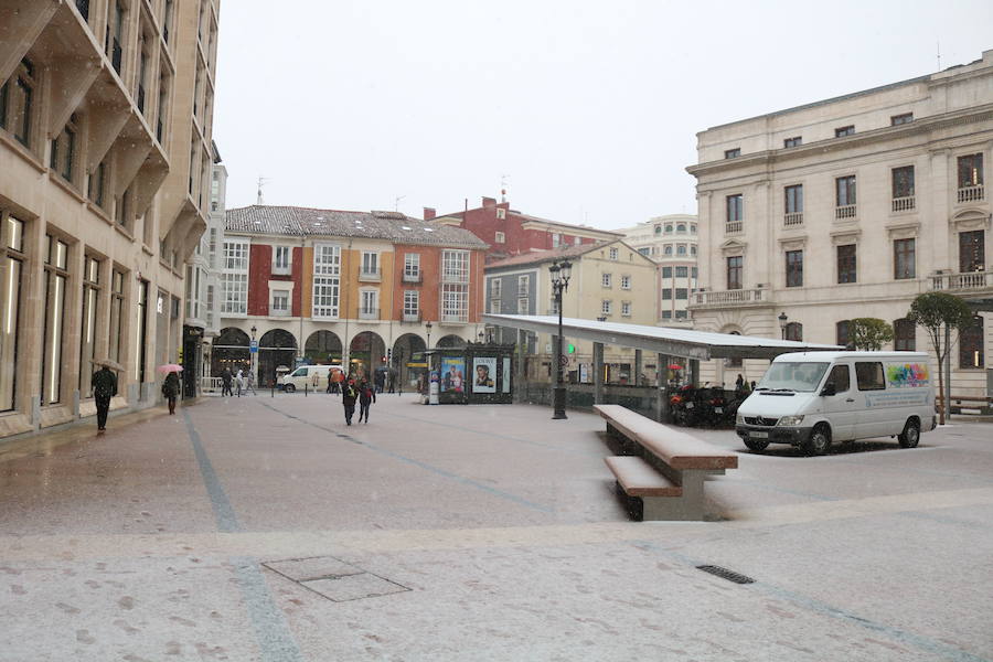 La nieve vuelve a Burgos, cubriendo de blanco las calles y dificultando la circulación
