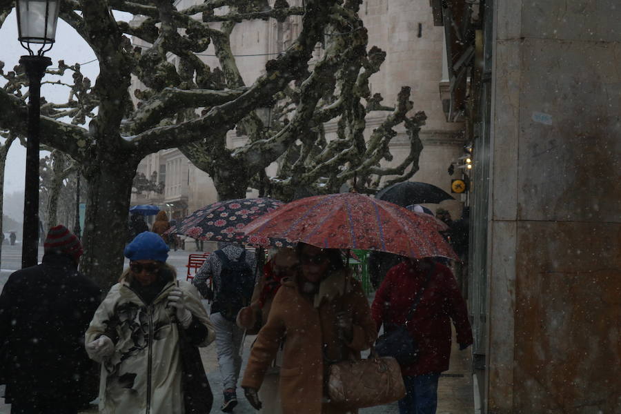 La nieve vuelve a Burgos, cubriendo de blanco las calles y dificultando la circulación
