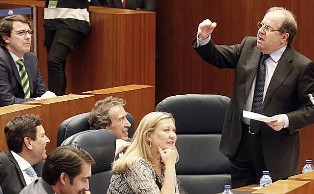 Herrera durante un pleno en las Cortes. 