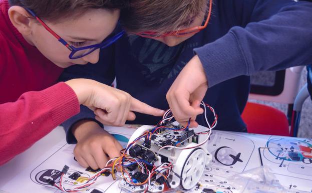 Niños aprenden robótica y programación.