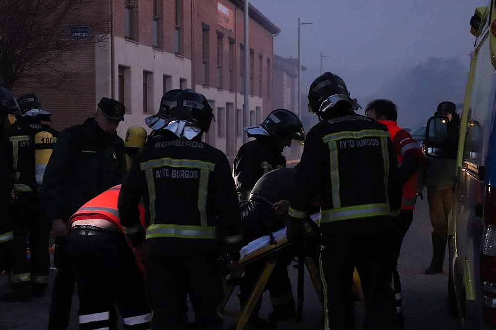 El incendio se ha declarado pasadas las cinco y media de la tarde, y se han vivido momentos de angustia hasta que se ha sacado, con vida, al propietario de su interior