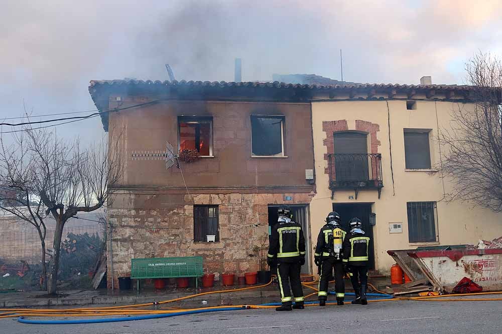 El incendio se ha declarado pasadas las cinco y media de la tarde, y se han vivido momentos de angustia hasta que se ha sacado, con vida, al propietario de su interior