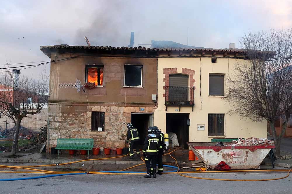 El incendio se ha declarado pasadas las cinco y media de la tarde, y se han vivido momentos de angustia hasta que se ha sacado, con vida, al propietario de su interior