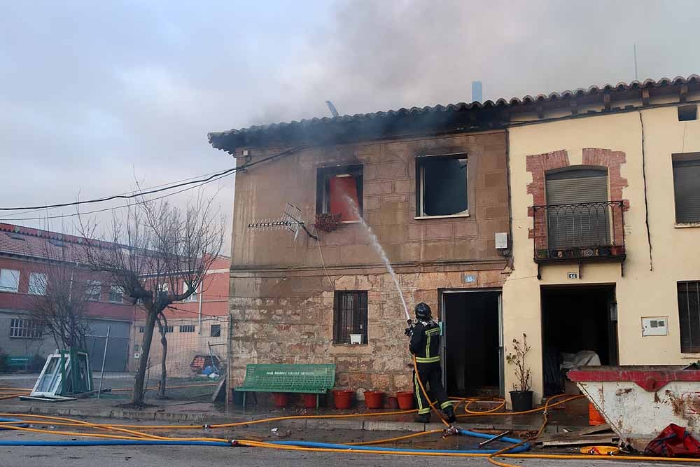 El incendio se ha declarado pasadas las cinco y media de la tarde, y se han vivido momentos de angustia hasta que se ha sacado, con vida, al propietario de su interior