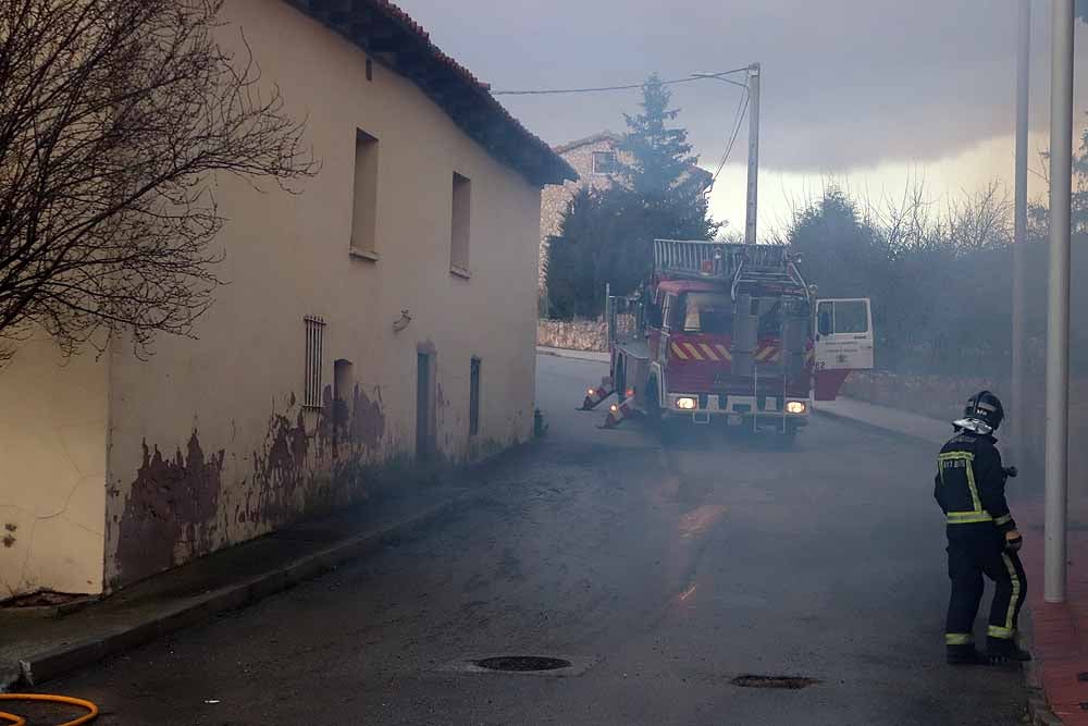 El incendio se ha declarado pasadas las cinco y media de la tarde, y se han vivido momentos de angustia hasta que se ha sacado, con vida, al propietario de su interior