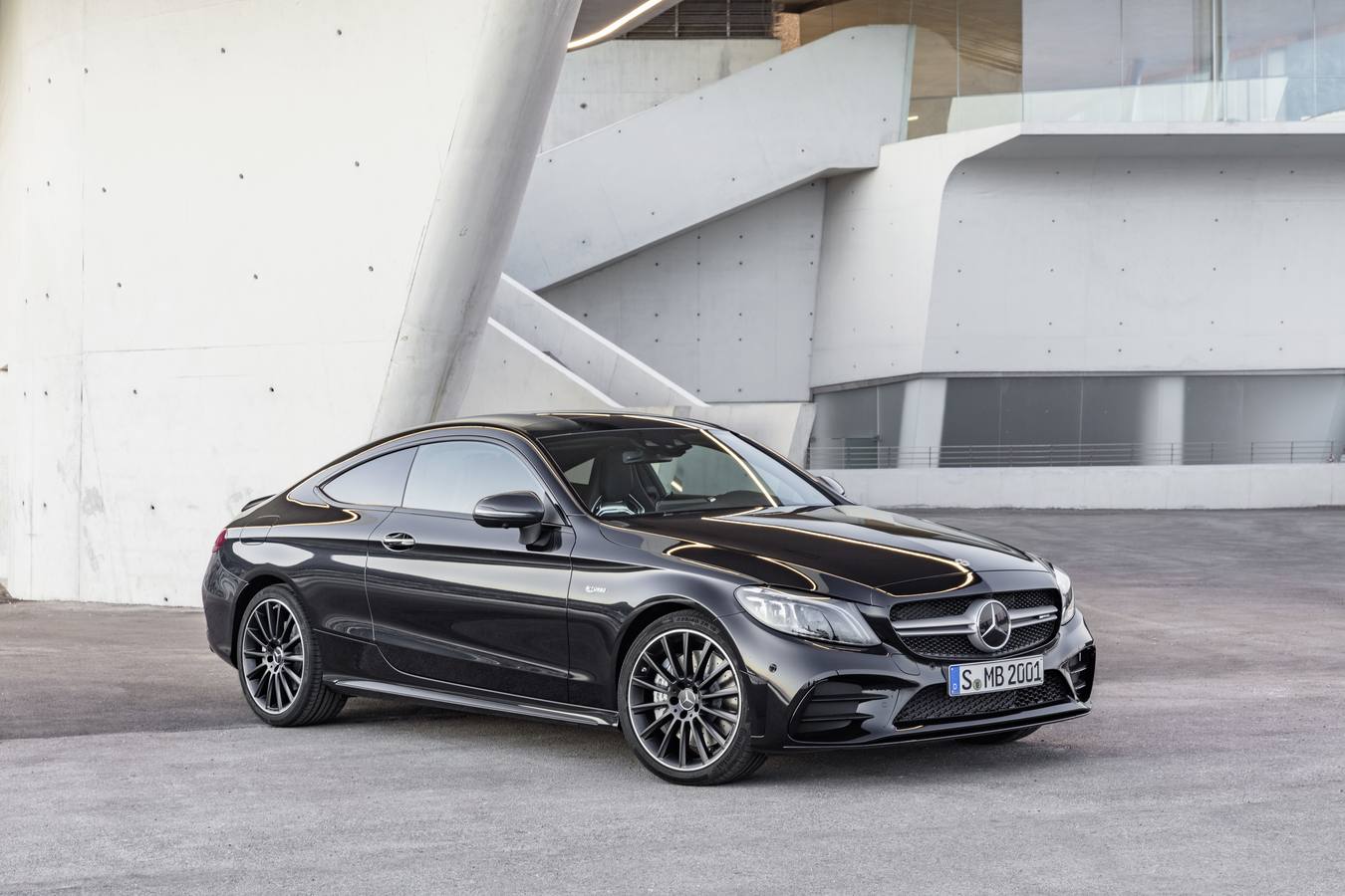 La nueva Clase C crece con los modelos de dos puertas en versiones cupé y cabrio. Además, y como tope de gama, figura el espectacular AMG C 43 con un motor de seis cilindros y tres litros que rinde una potencia de 390 CV. Los nuevos modelos llegarán a los concesionarios en julio.