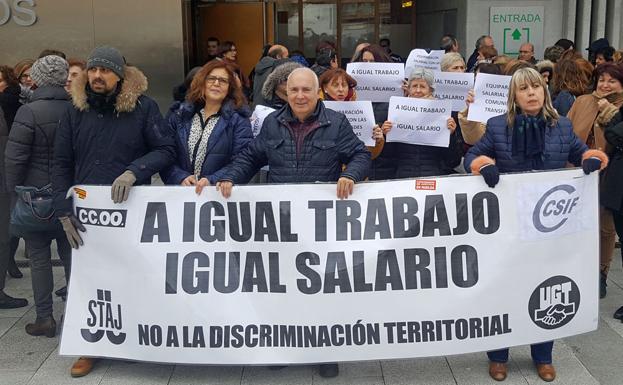 Se han vuelto a concentrar a las puertas de los Juzgados de Reyes Católicos