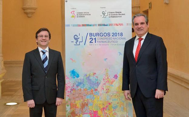 El presidente del Consejo General de Colegios Oficiales de Farmacéuticos, Jesús Aguilar, y el presidente de Colegio de Farmacéuticos de Burgos, Miguel López