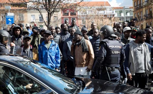 Policías municipales heridos en nuevos disturbios en Lavapiés al ser atacados por inmigrantes