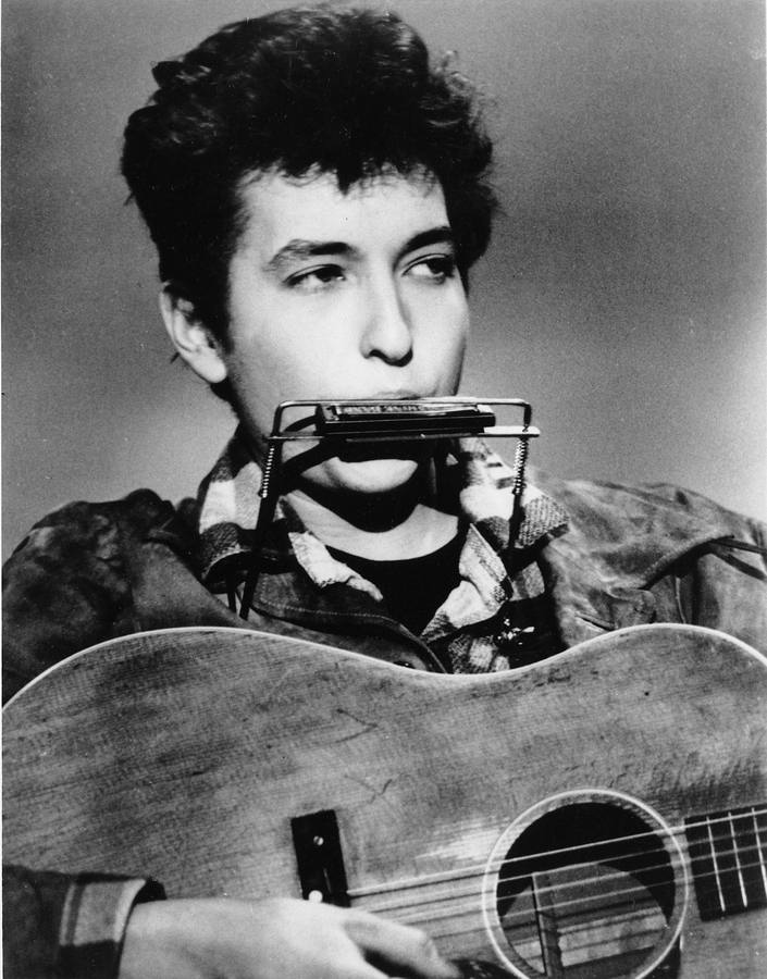 Dylan toca la armónica y la guitarra durante una actuación en marzo de 1963.