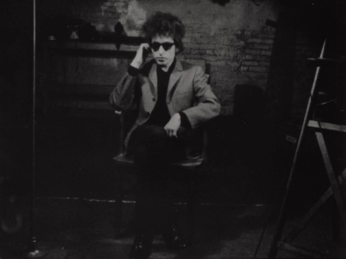 Fotograma cedido de un 'retrato cinematográfico' de Andy Warhol que muestra una prueba de pantalla al compositor y cantante Bob Dylan, en 1966.