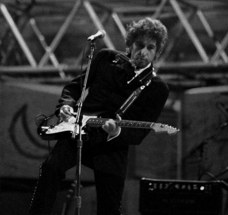 15.08.1994 Dylan toca la guitarra durante un concierto.