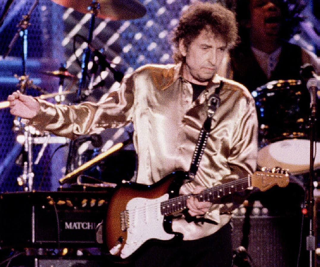 02.09.1995 Bob Dylan actúa en el concierto de la Rock and Roll pasillo de la fama, en Cleveland (Ohio).