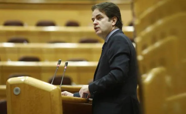 Roberto Bermúdez comparece en el Senado. 