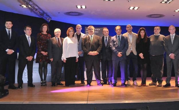 Algunos de los premiados acompañados de José Antonio Salvador, decano de la Facultad de Comercio y del rector de la UVa Daniel MIguel. 