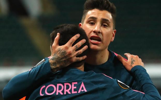 Giménez abraza a Correa durante un partido de la Liga Europa. 