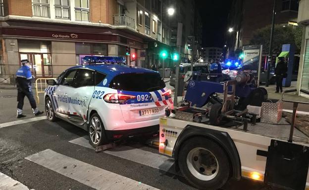 El vehículo de la policía local que recibió el impacto.