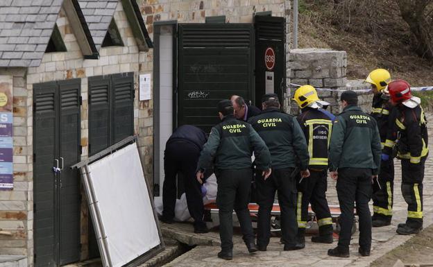 Efectivos de la Guardia Civil y Bomberos retiran el cuerpo de la fallecida