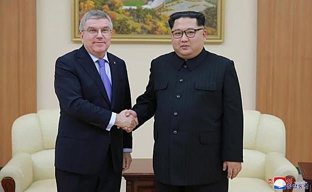 El presidente del COI, Thomas Bach, y Kim Jong Un. 