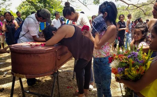 Velatorio por los presos fallecidos el pasado miércoles en Venezuela.