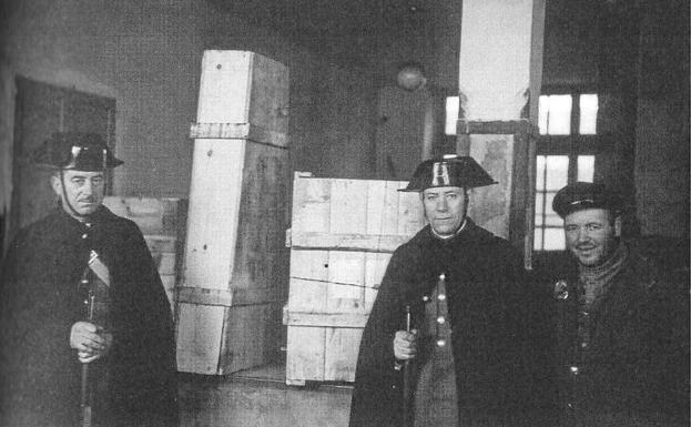 Dos guardias civiles custodian las primeras cajas de documentos llegados a Madrid.