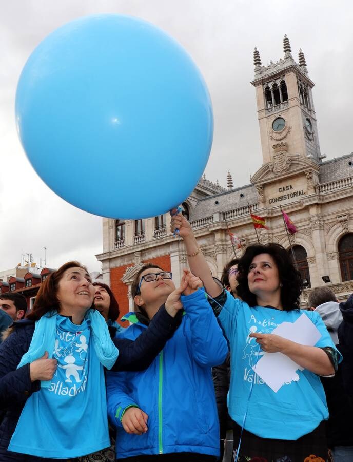 Una suelta de globos del mismo color cielo y la lectura de un manifiesto, protagonizaron la jornada