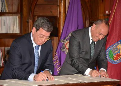 Imagen secundaria 1 - La firma de los convenios se ha materializado en la biblioteca del monasterio de San Agustín.