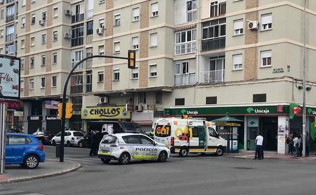 Efectivos sanitarios y policiales en la zona de los hechos.