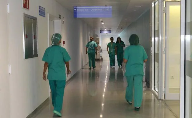 Médicos en el quirófano del hospital Clínico de Valladolid.