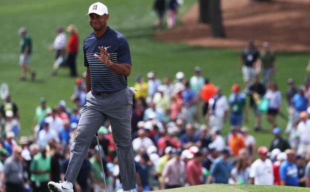 Tiger Woods saluda al público.