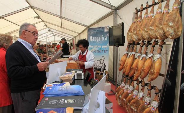 Expositor de jamón en una feria alimentaria.