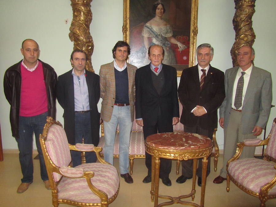 El rejoneador Ángel Peralta (en el centro, con corbata roja) con el alcalde de Medina de Rioseco y la junta directiva del Club de Caballistas, en el homenaje que recibió por su 86 cumpleaños.