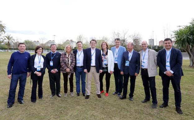 El presidente del PP de Castilla y León, Alfonso Fernández Mañueco, posa junto a los presidentes provinciales del partido, durante la Convención Nacional del PP en Sevilla.