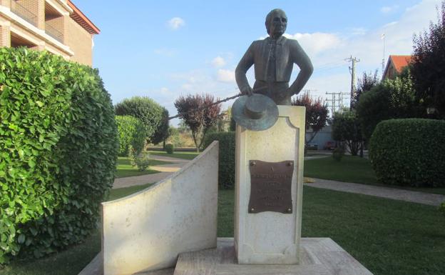 Estatua en honor a Ángel Peralta en Medina de Rioseco.