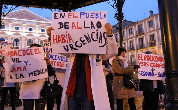 Manifestación reivindicativa y festiva en la Plaza Mayor de Segovia, este sábado. 