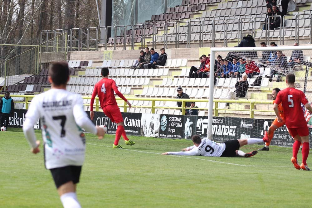 Una selección de las mejores imágenes del choque entre el Burgos CF y el CD Izarra.