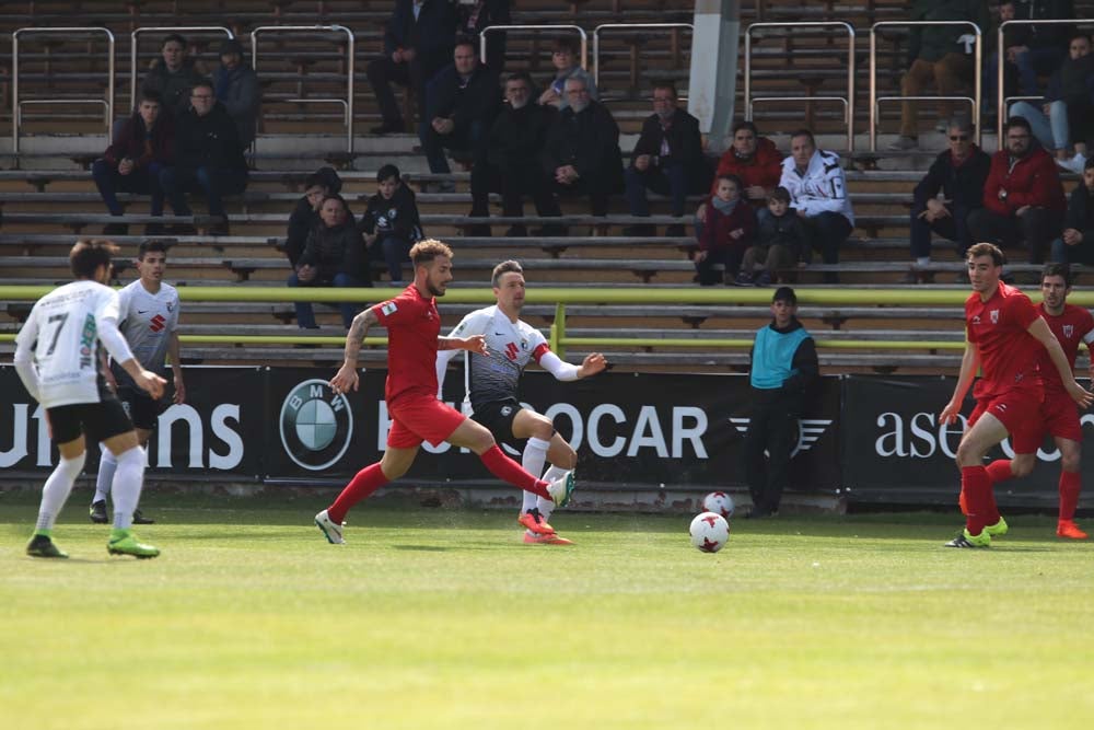 Una selección de las mejores imágenes del choque entre el Burgos CF y el CD Izarra.