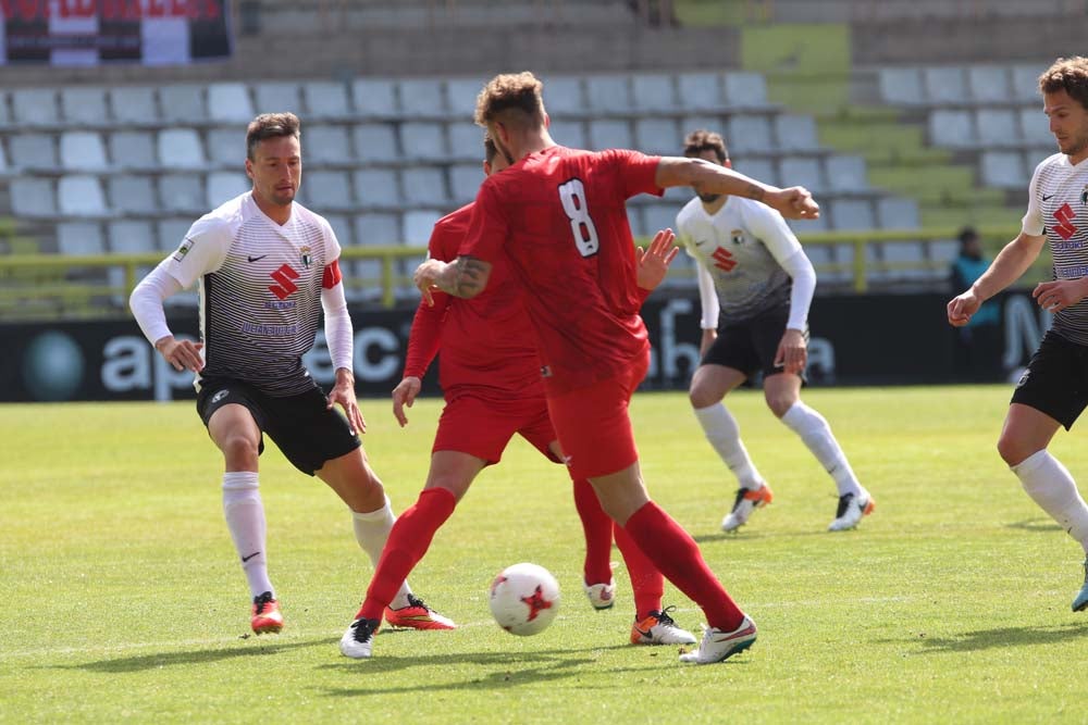 Una selección de las mejores imágenes del choque entre el Burgos CF y el CD Izarra.