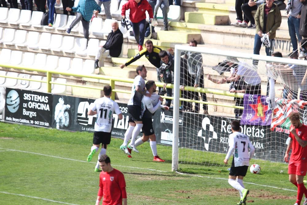 Una selección de las mejores imágenes del choque entre el Burgos CF y el CD Izarra.